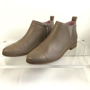 Toms Reese Cap Toe Chelsea Boots Booties Taupe Womens Size 8W Side Zip EUC